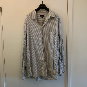 Batistini Skjorta  - Batistini Skjorta, vit och grå randig, bomull