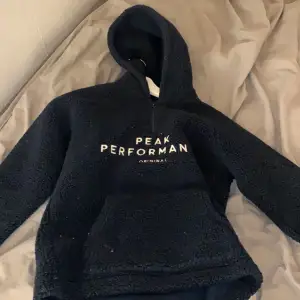 mörkblå super mysig peak half sip up hoodie i strl:150 från kidsbrandstore, hoodien är slutsåld och kommer antagligen inte att komma in till lagret igen. aldrig använd då den alltid varit för liten för mig.