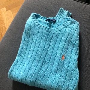 Ralph Lauren, tröja  - Turkos tröja från ralph Lauren. Använd några gånger, bra skick. Säljs pga aldrig kommer till användning. Frakt ingår.