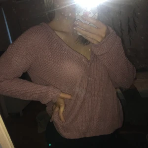 Stickad tröja NA-KD - Säljer denna lila stickade tröjan i storlek S, den är från NA-KD och är knappt använd. Kan mötas, vid frakt står köparen för kostnaden 