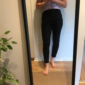 Kostymbyxa  - Randig kostymbyxa från Only i stl XS längd 32. Byxan är i mjukt material och är supersköna, endast använt fåtal gånger. Säljer pga att dem är för korta för mig.90 kr + frakt. 