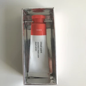 Glossier cloud paint DAWN - Slutsåld på hemsidan. Använd max 3 ggr (den är väldigt dryg). Crueltyfree, såklart :)