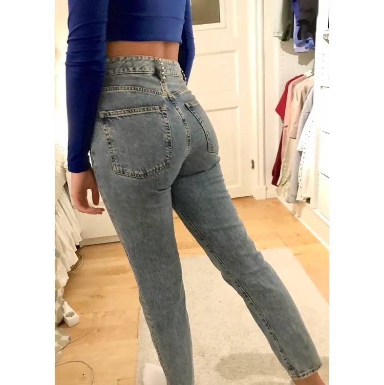 Säljer dessa söta jeans med silver detaljer ifrån H&M. Jeansen har använts fåtal gånger. Frakt tillkommer (63kr)💙. Jeans & Byxor.