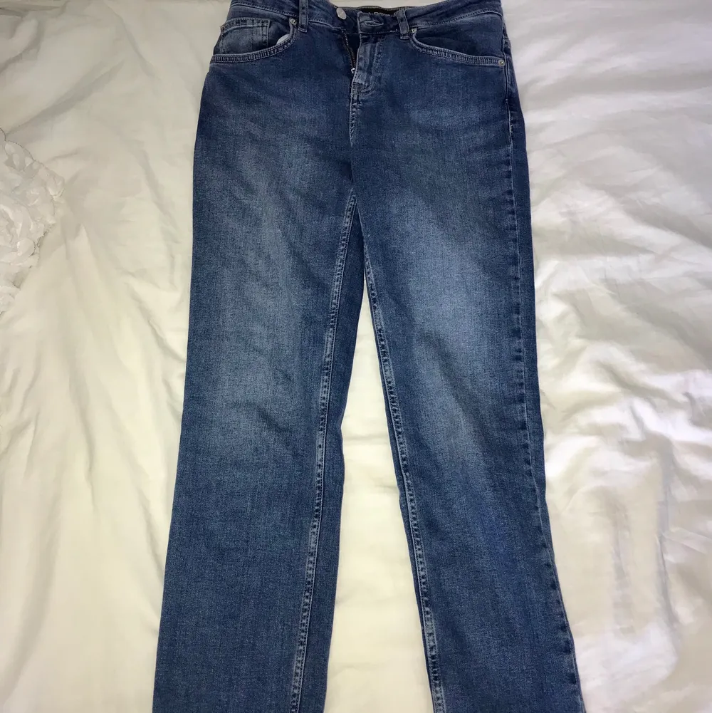 Jättefina och bekväma mörkblåa jeans i fint skick från denim rebel. I storlek 36. I mycket fint skick knappt använda. Frakt tillkommer som köparen står för. Vid frågor så är det bara att höra av sig. Priset går att diskutera.. Jeans & Byxor.