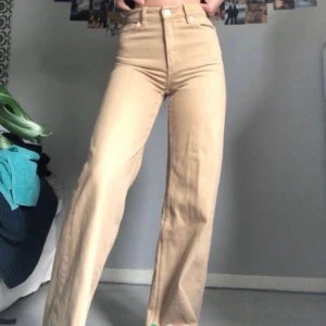 Beiga Yoko jeans från monki - Köpta på plick men säljer pga att d var för små. Bra skick jeansen men dragkedjan kan hoppa av när den är helt uppdragen. (Inte mina bilder)