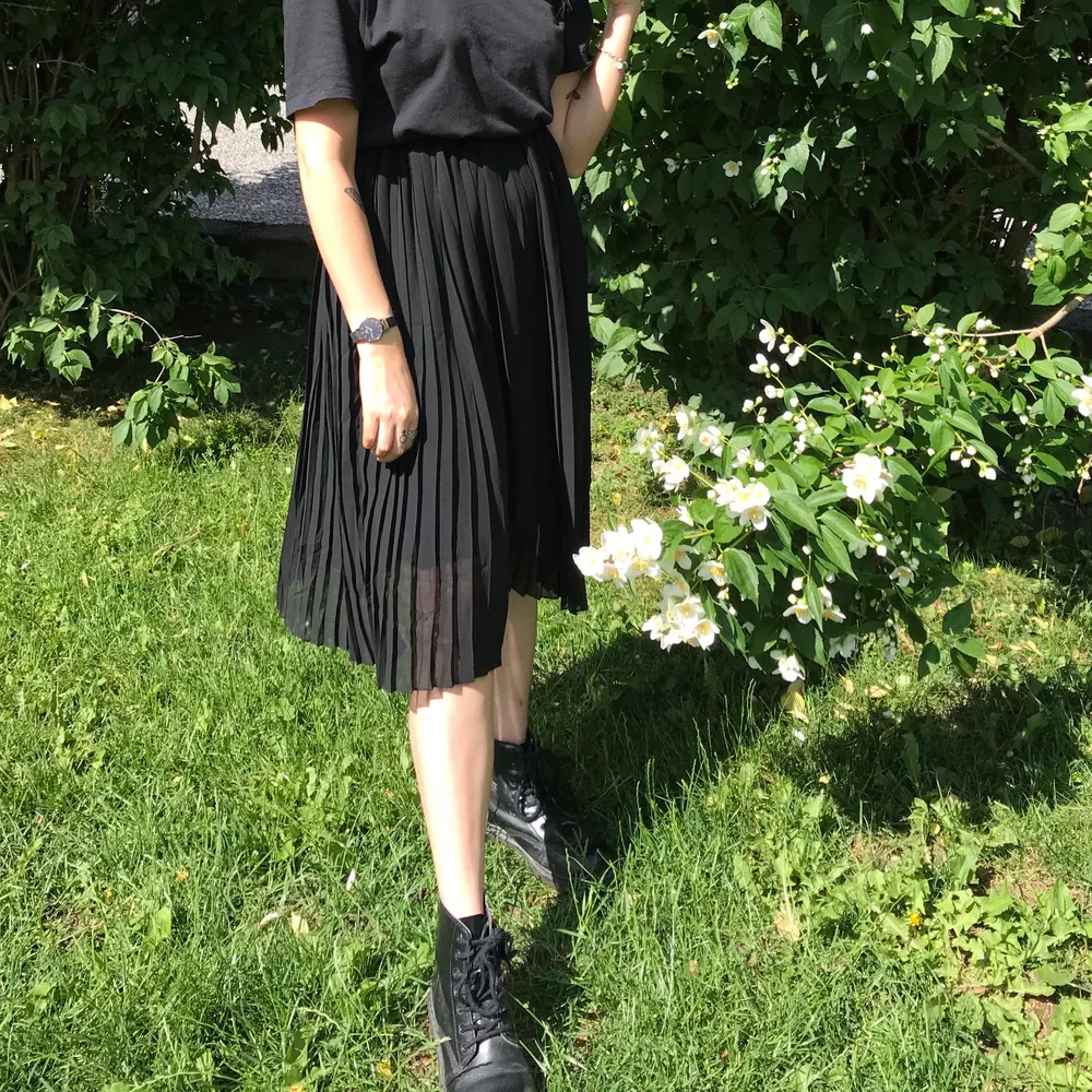 Plisserad svart kjol från NA-KD som tyvärr knappt blivit använd då jag inte tycker den passar min kroppsform. Fraktar mot kostnad 🍓. Kjolar.