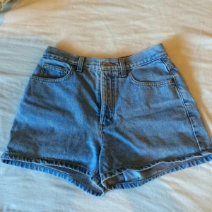  - Jeansshorts, höga i midjan. Vet ej storlek men passar troligtvis någon med strl 36!