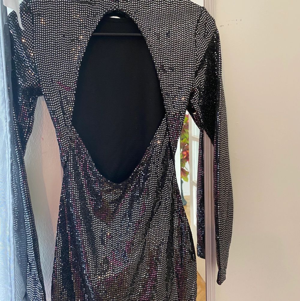 Säljer min super fina klänning som jag endast använt 1 gång. Istället för att den sitter i garderoben så tänkte jag att någon annan istället kan ha nytta till den. Köpte denna i H&M storlek: XS. Säljer den för 70kr och köparen betalar för frakt. . Klänningar.
