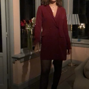 Blazerklänning strl 38/40 - Så stilren och bekväm vinröd klänning i blazermodell!! Passar perfekt både till vardags och mer festliga tillfällen! Använd endast en gång, därav i väldigt bra skick :)