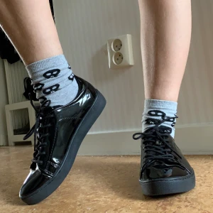 Svarta lackskor - Jättefina svarta lackskor✨ Använda ett par fåtal gånger så i fint skick! Storlek 38💞 Frakt inkluderat i priset. Skriv om du har några frågor🌸