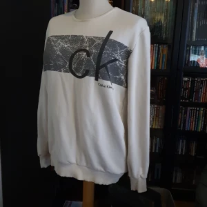 Calvin klein sweatshirt - Inga fläckar eller hål vad jag noterat, lite liten i storleken men inget jätteallvarligt, frakten går på 66 kronor.
