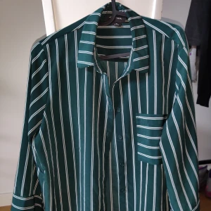 Blus - Blus från Monki, med utsvängda armar. Storlek s, fint skick. Kan mötas upp i Malmö annars står köparen för frakt