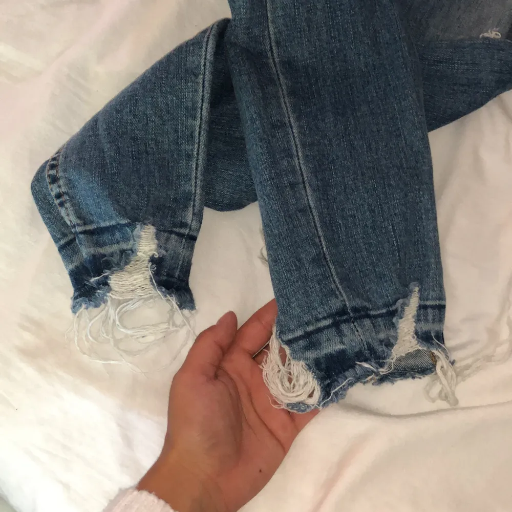 Jeans med slit, kommer inte ihåg vart jag köpte dom men sitter tight och super snyggt på benen. Köparen står för frakt . Jeans & Byxor.