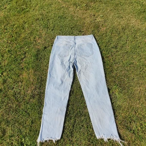 Jeans H&M - Superfina divided jeans från HM. Slimmad passform men passar bra i midjan för de flesta beroende på hur man vill att de ska sitta. Är tyvärr för små för mig. Köparen står för frakten på 88kr