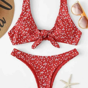  - Ny bikini med skyddsplasten kvar i trosorna, endast provad.  med trosor under. Originalpris 129kr