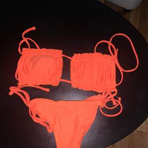 En neon orange bikini ifrån shein i storleken s. 