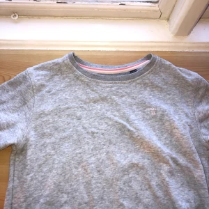 Grå gant sweatshirt  - Köpare står för frakt 
