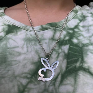 Playboyhalsband - Frakt inräknad i priset💙 bladhsmycken på Instagram🦋