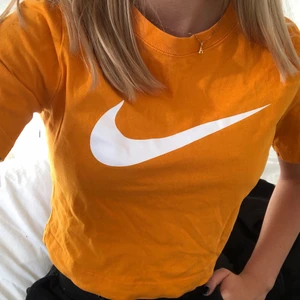 Nike T-shirt  - Skit snygg och cool croppad T-shirt från nike. Nypris: 499. Säljer för att det inte riktigt är min stil:// köparen står för frakt💕💕