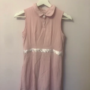 Rosa barnklänning  - Rosa barn klänning med vitt band.💓 har inte använts mycket, storlek 146,152 passar kanske för en storlek mindre. 🙂 