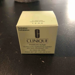  - Clinique moisture surge. Endast använd en gång med spatel (alltså inte rört den med fingrarna)