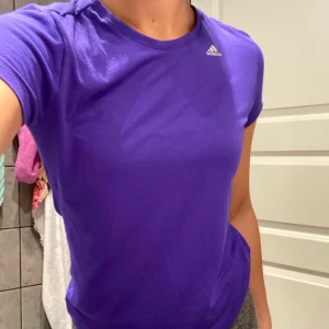 Adidas t shirt - Lila adidas t shirt som inte används längre. Strl 152 men passar mig som är en xs/s