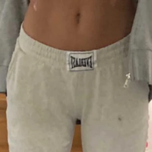 Gråa mjukisbyxor  - Säljer dessa snygga mjukisbyxor som har lite lösa trådar men inget som syns särskilt mycket. De sitter jätte fint i midjan.💕 köparen står för frakt eller så kan vi mötas upp💕