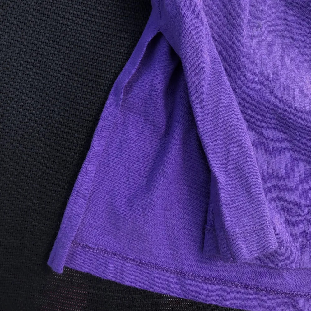 💕 en lila oversized t-shirt med slits på sidan. bra skick, har endast använts 1-2 gånger. frakt kostnad tillkommer . T-shirts.