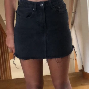 Jeanskjol från zara - Snygg jeanskjol från zara, säljer pga för liten💓 köpare står för frakt