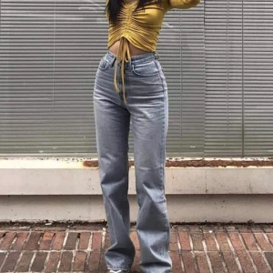 Jeans - Super snygga jeans från Lia-x.com😍 Helt nya endast testade, fråga gärna om något undras😊 Frakt tillkommer😛Säljes för att de tyvärr va lite stora för mig som har oftast har XS/25 i jeans, skulle tro att dessa passar allt från XS-M beroende på hur oversized