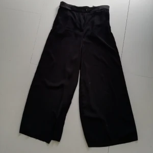 Vida byxor  - Fina, vida byxor från monki. Köpta second hand, Säljs då de är för stora för mig. 