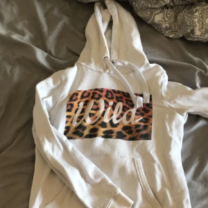 Hoddie - Säljer denna fina hoddie i storlek S men passar en XS också!!! Använd fåtal gånger och i bra skick! Möts gärna upp i Linköping annars står köparen för frakten 😌