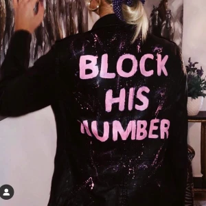 Ball skinnjacka - Skitsnygg handmålad skinnjacka. Sitter lite oversize. Jackan finns kvar så länge den inte är markerad såld, samt ingen budgivning. Det är först till kvarn som gäller🌸