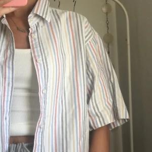 Randig skjorta - Kortärmad randig skjorta i storlek L! Frakten går på 44kr med frimärken eller 50kr spårbart 🥰