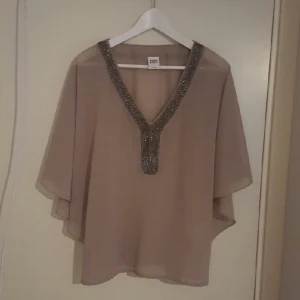  - Säljer tyvärr min underbara blus från Vero Moda då den är allderles för stor för mig. Storlek M. Använd 1 gång bara.