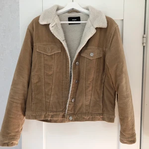 Manchester jacka storlek M - En beige/brun manchester jacka från bikbok med ”päls” inuti. Väldigt bra skick. Hämtas i Lidköping, eventuell frakt betalas av köparen
