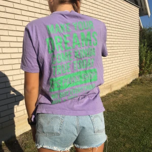 Snygging tshirt  - Såååå fin färg kombination (inte jag på bilden) bra skick och skönt meterial