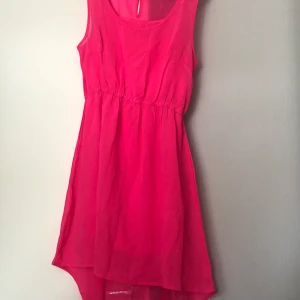 Rosa Klänning  - Rosa klänning köpt i Makedonien 
