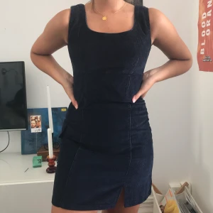 Manchesterklänning från humana  - Mörkblå klänning i manchester köpt second hand på humana. Har en praktisk ficka på sidan! Köparen står för frakten (ca 50kr) eller möts upp i Stockholmsområdet❤️