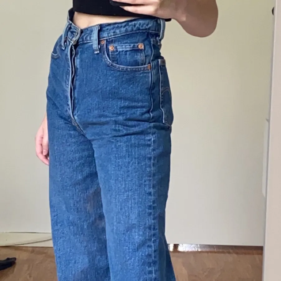 Säljer ett par fina ribcage straight Levis jeans. Dom är köpte förra året men är i nyskick😁 storlek 27. Köpare står för frakt annars kan jag mötas upp i Umeå🤩. Jeans & Byxor.