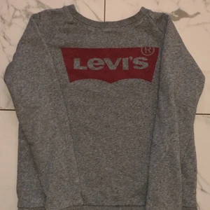 Levis sweatshirt - Andvänt 3-4 gånger. Passar jättebra. Skriv för fler bilder, kan sänka pris. Frakt tillkommer