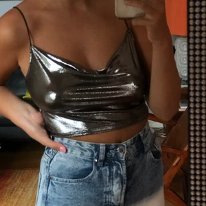 Silvrig fest topp - En lite mer festlig topp från H&M i storlek S. Säljs eftersom den tyvärr inte kommit till användning, helt oanvänd. Du står för frakten ifall du inte vill mötas upp i centrala sthlm :).