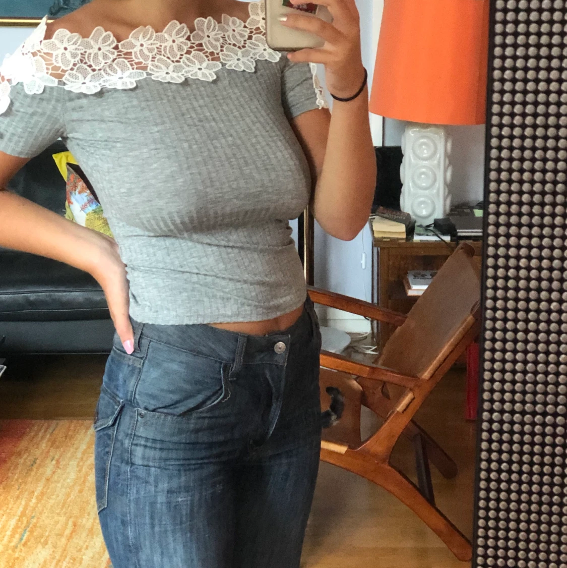 grå off shoulder topp med blommor/spets - 90