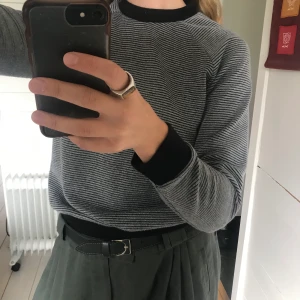 Sweatshirt från Urban outfitters strl XS - Aldrig använd då den känns för trång för mig. Beroende på passform passar den S/XS! Frakt ingår inte i priset 