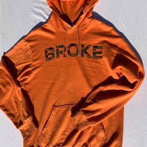 Orange hoodie, storlek M - Det här är en väldigt snygg hoodie från h&m. Rätt bra skick i övrigt men ett litet hål i ärmen. Säljer pågrund av för liten i storleken för mig. Passformen är normal. 