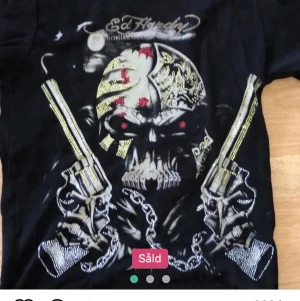 Ed hardy - Säljer min ed hardy tröja som jag köpte av min kompis på Plick (hennes bilder) den passar ej mig och inte riktigt min stil. Riktigt fet, frakt kommer till!!💋💋