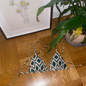 Bikini med detaljer på ryggen! - Väldigt fin bikiniöverdel med lätt pushup/vaddering. Knyts i ryggen där det går två band som korsar varandra och två parallellt med banden på framsidan. 