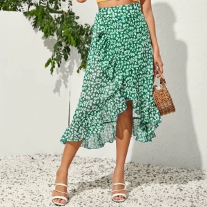 Grön kjol - Super fin grön omlett kjol från Shein, som endast är testad. Den ligger fortfarande kvar i förpackningen. Kjolen är i strl S, nypris är 199kr. 