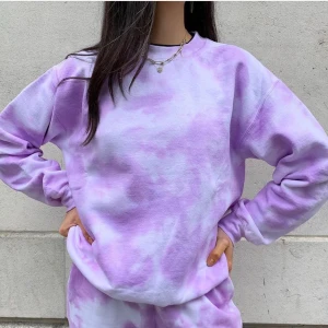  INTRESSEKOLL!! Tiedye sweatshirt - Jag vill bara se hur många som skulle vara intresserade av att köpa en tiedye sweatshirt och vilken färg så kommentera gärna. Priset skulle va ca 240+60kr spårbar frakt. Lånade bilder. Jag har färgat linnen tidigare, så för egna exempel kan ni kolla dom:)