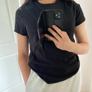 T-shirt - 🛍Svart t-shirt från Bikbok i storlek S. Frakt tillkommer! Skriv gärna till mig om du har fler frågor<3